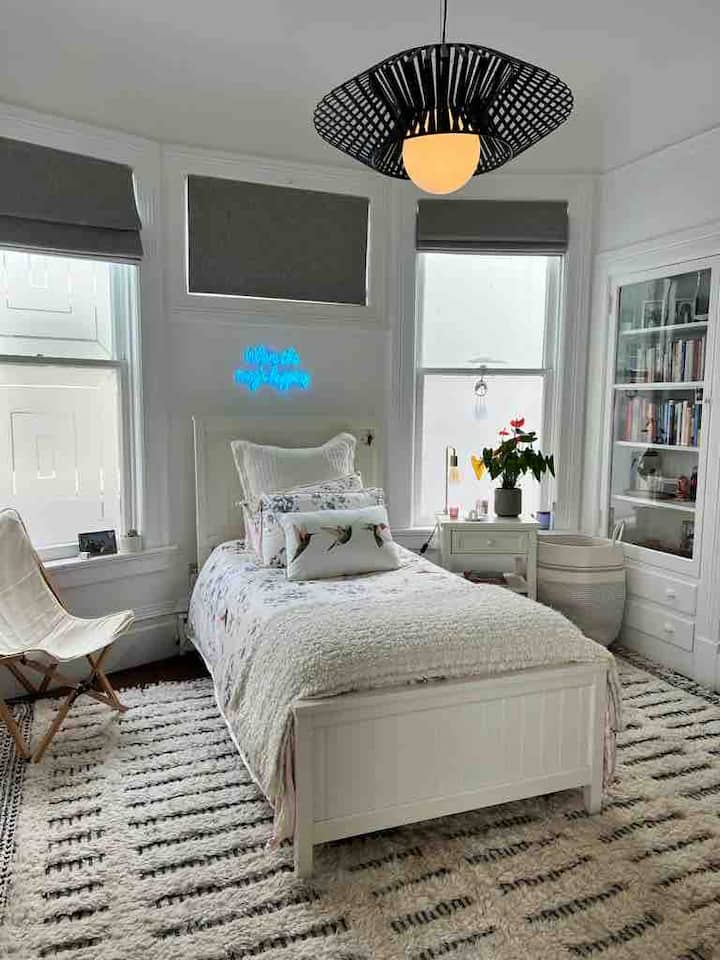 Dormitorio 4 (muy tranquilo) con dos camas, armario, amplio espacio en el armario, escritorio y cortinas. 