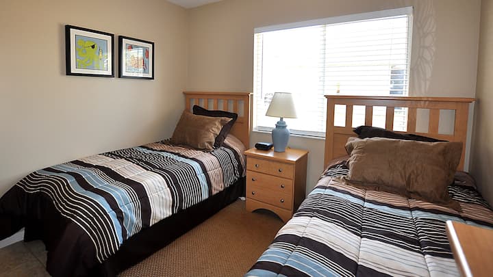 Მეოთხე საძინებელში არის ორი ორადგილიანი საწოლი.