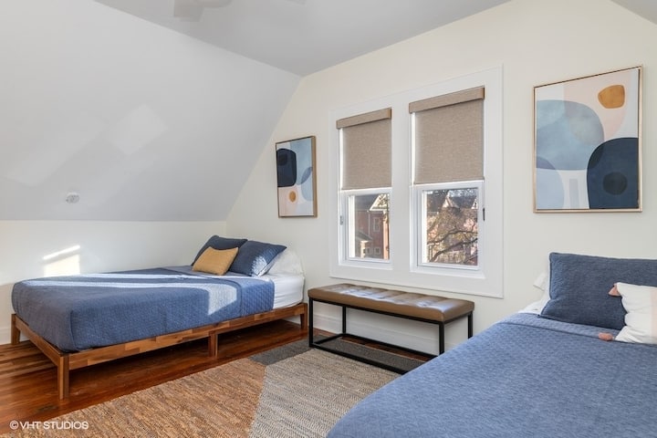 Dormitorio de invitados en la planta superior con dos camas tamaño queen.