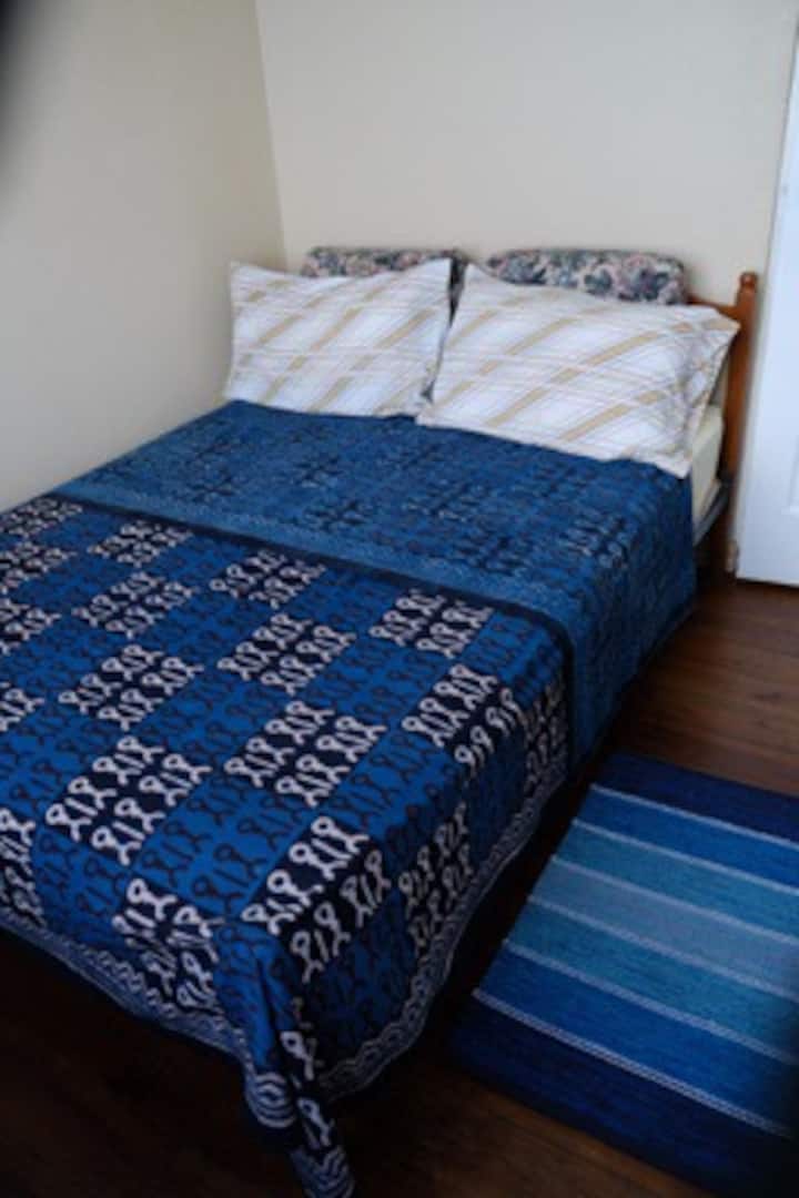 La habitación Indigo: dormitorio 2 con brisas frescas o aire acondicionado.