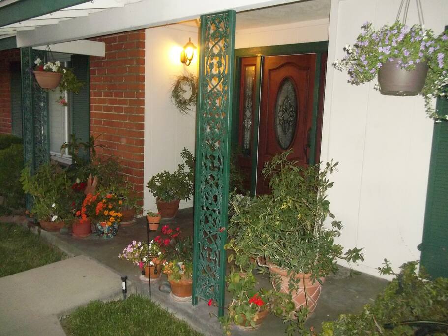 Welcome to Your Garden Retreat in LA! Enjoy peace and privacy with awesome views!