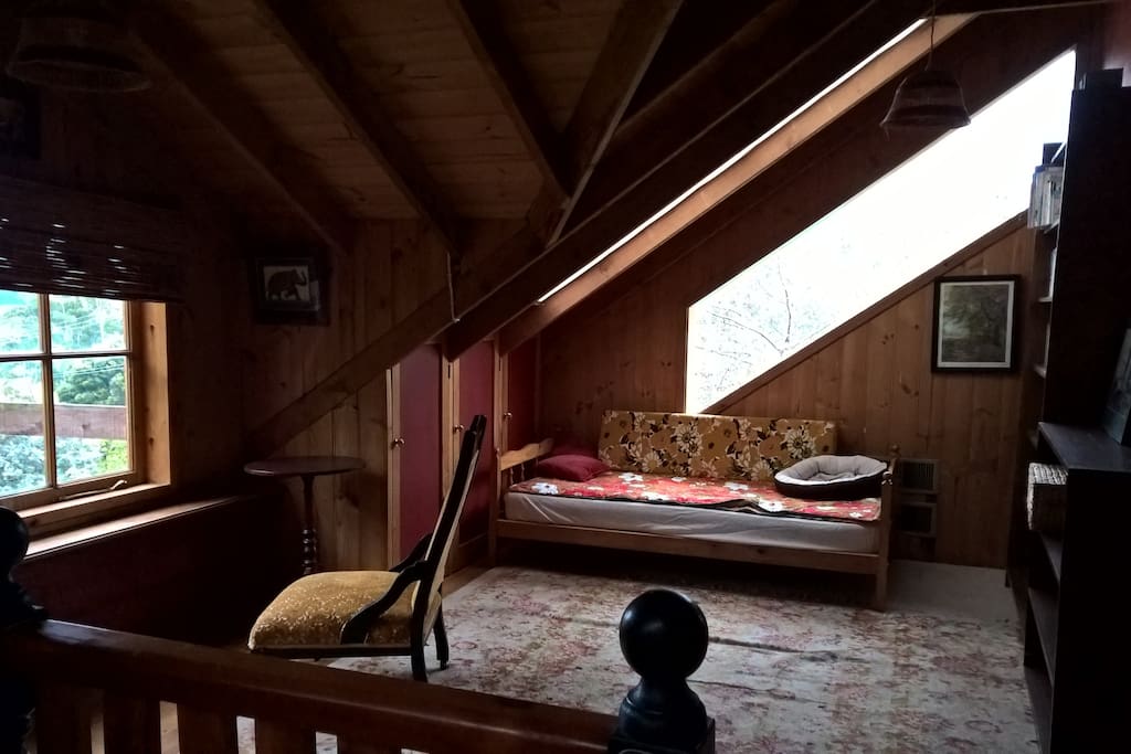 adjoining sitting room with balcony