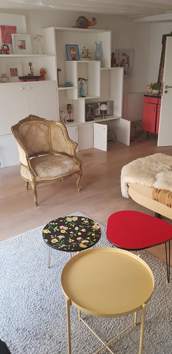 tres mesitas para el "aperitivo", puedes moverlas a cualquier otro lugar.