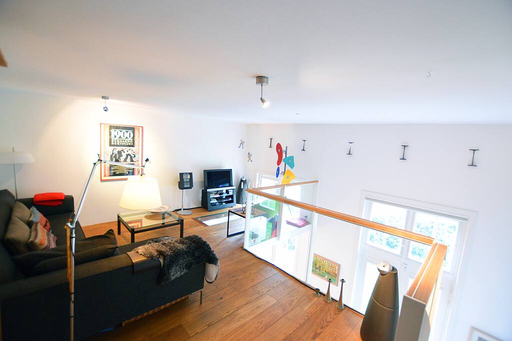 The nice livinggroom upstairs where you can relax on the comfy sofa
