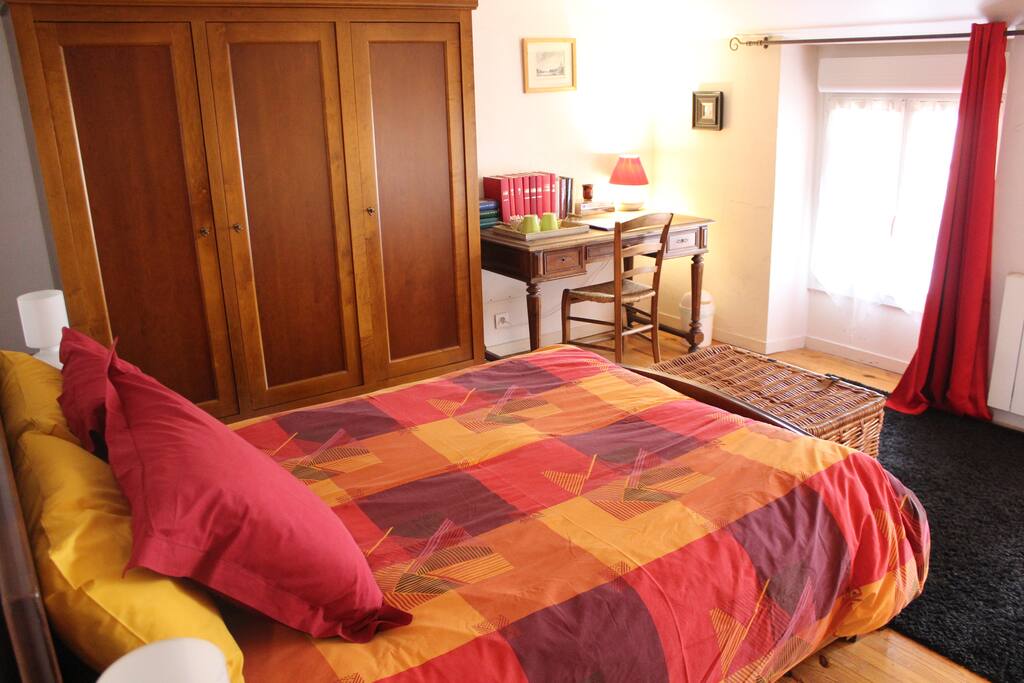 La chambre vue armoire