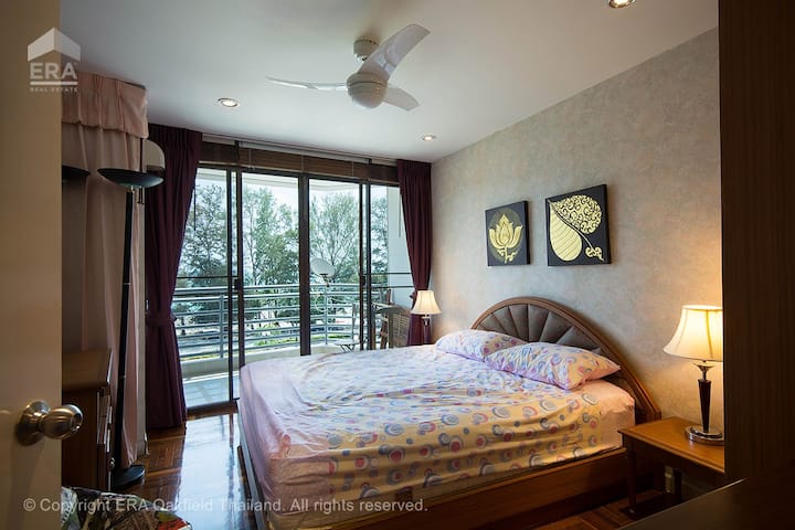 2nd bedroom with beach and sea view.