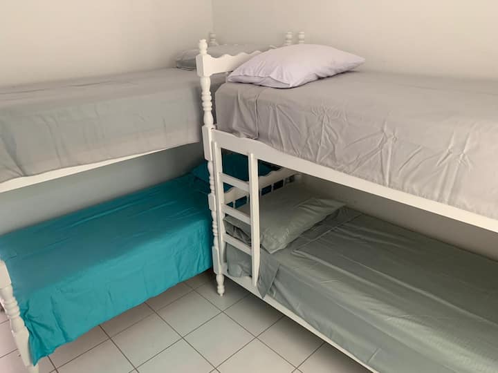 Chambre à l'étage, balcon, vue sur l'appartement 