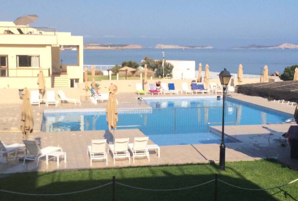 Vue de l'appartement sur la 2e piscine (Petite terrasse)
