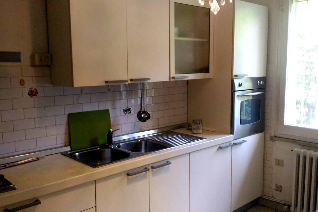 la cucina è completa di forno elettrico, fornelli a gas, ed è dotata di stoviglie e pentole per cucinare.