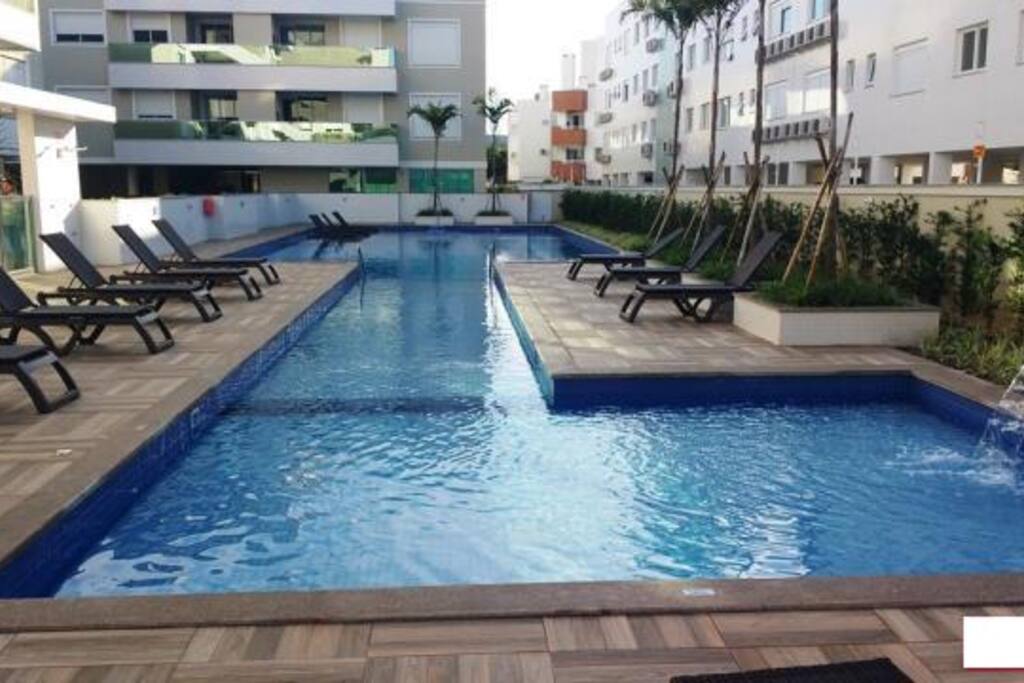Piscina infantil, adulto com raia;