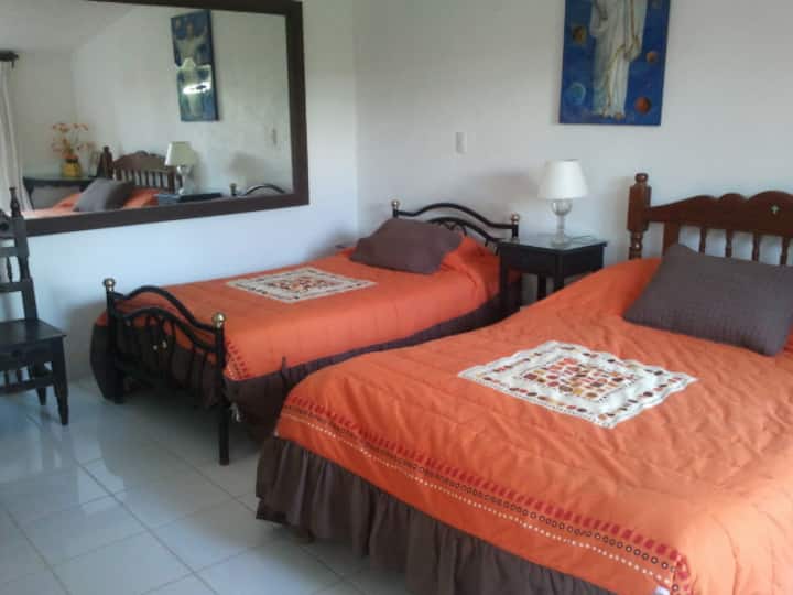 Habitación con cama matrimonial y cama individual. Amplios armarios y cómodas.