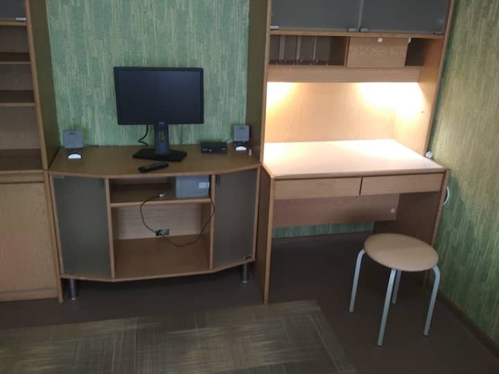 مكتب بإضاءة خلفية + تلفزيون ذكي. ولكن بمجرد أن كان الأمر كذلك ، راقب +T 2