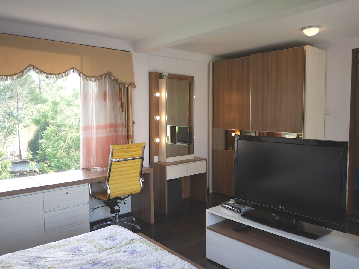 Საძინებელი მესამე სართულზე.