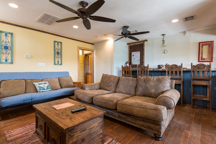 South- Ridge/Lake Travis Views/Pool - 1B1B