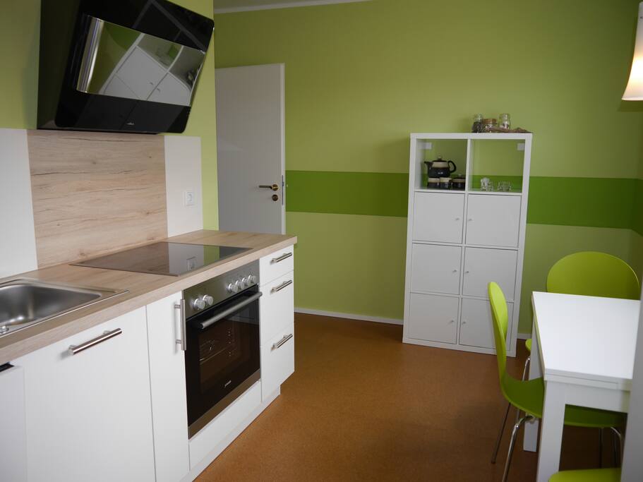 Die Küche verfügt über ein Cerankochfeld, Backofen, Spülmaschine, Kaffeemaschine, Toaster, Wasserkocher und Mikrowelle