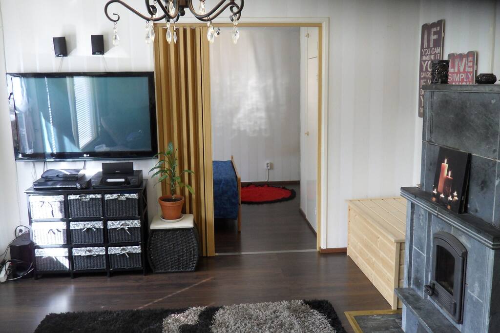 Olohuonetta ja sisäänkäynti 1. makuuhuoneeseen.