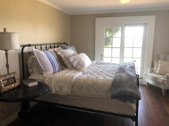 第二间卧室配备标准双人床