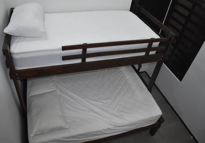 Спалня №3 разполага с двойно легло, индивидуална дървена колиба и индивидуално гнездо. Разполага с отделен климатик и вентилатор 