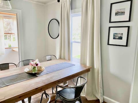 Sweet Retreat: 3 BDR Stylish Home Mins To Colby