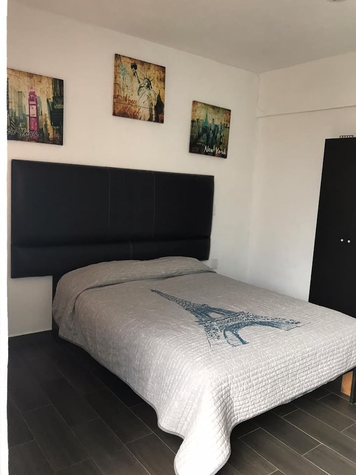 考虑到您的爱彼迎反馈，房源经过翻新，是最新的房间。 