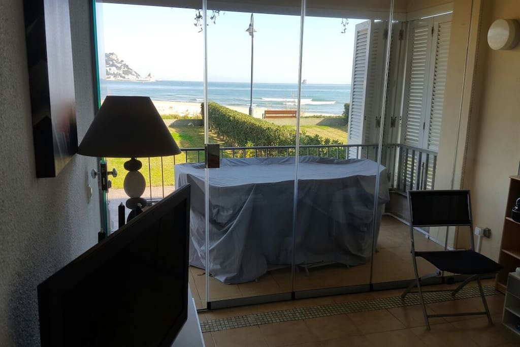 Superbe terrasse la baie s ouvre completement todos los cristales se abran completamente la mesa puede recibir hasta 12 personas
