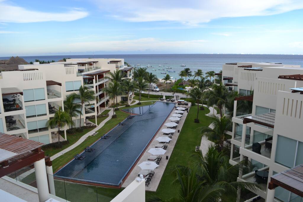 The view of The Elements, the infinity pool and the beautifull beach
