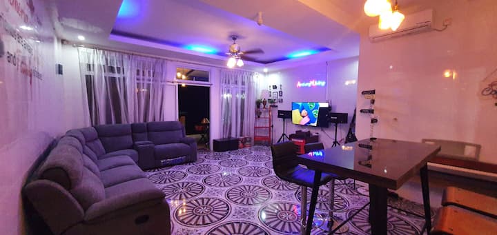 Multifunction room lantai 3 dg fasilitas karaoke dan audio system. You can sing and dance all night long

Pemakaian Keyboard hanya sesuai dg perjanjian