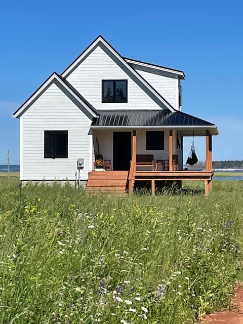 Bright & Beautiful new beach house.
