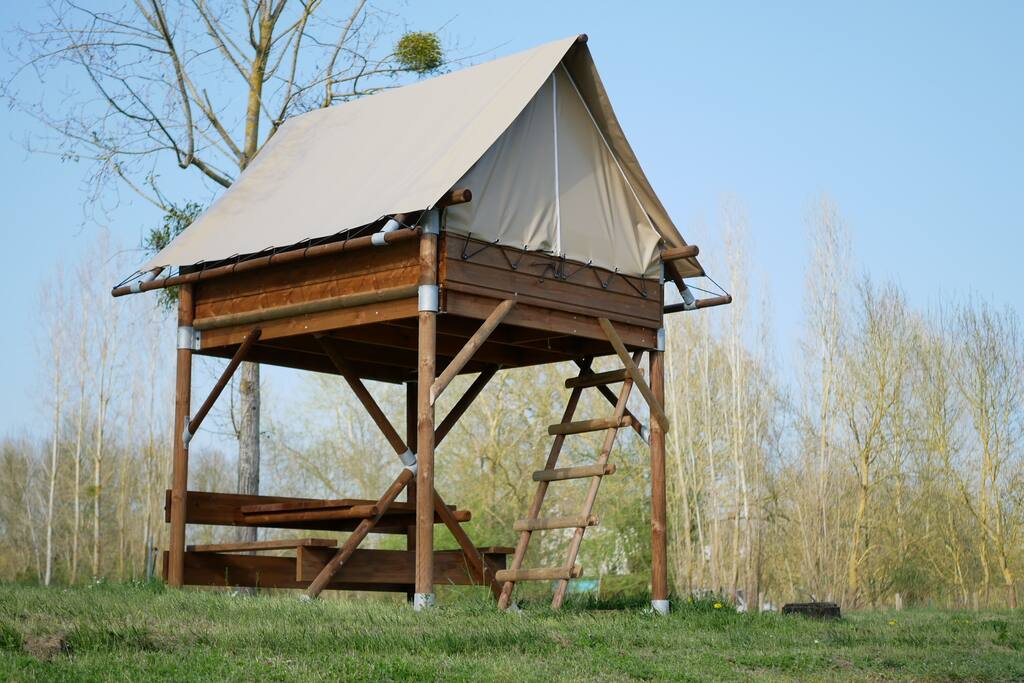 Idéal pour la sieste : le nichoir domine la vallée.
