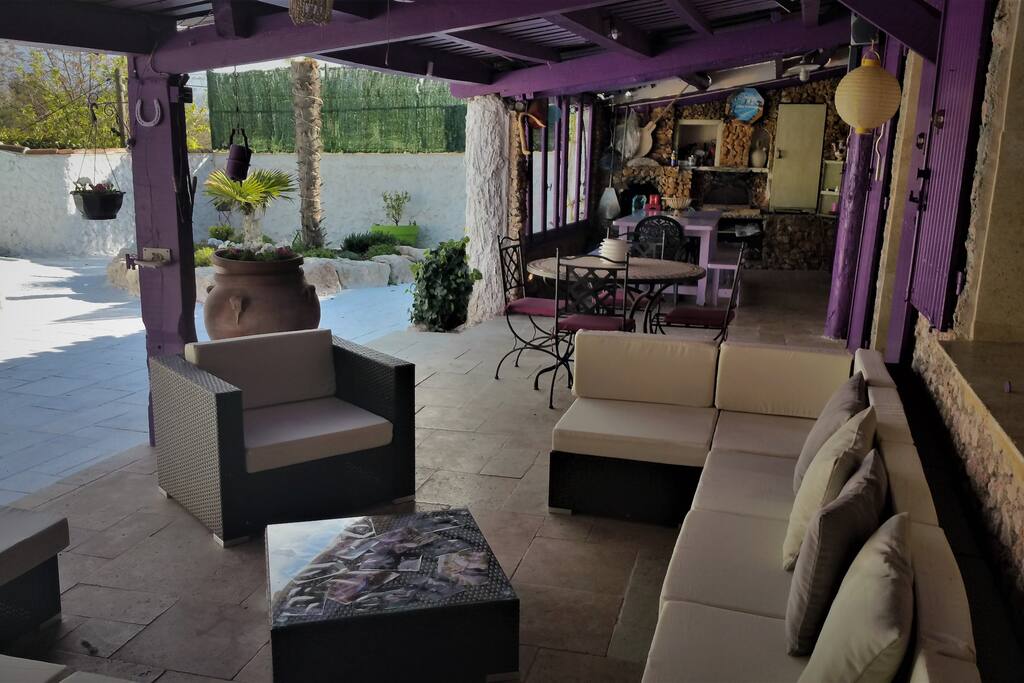 Terrasse extérieure donnant sur la piscine