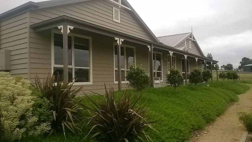 Skyella Homestead (family and pet friendly)