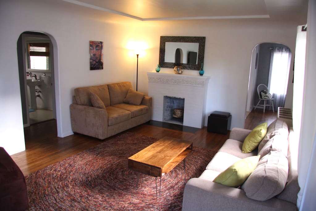 Living room w/non-working fireplace