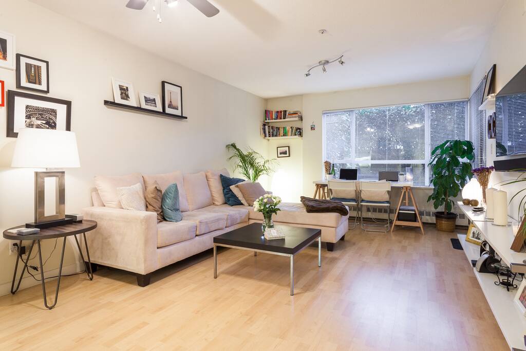 Expanded living area with work station and Bose sound system.