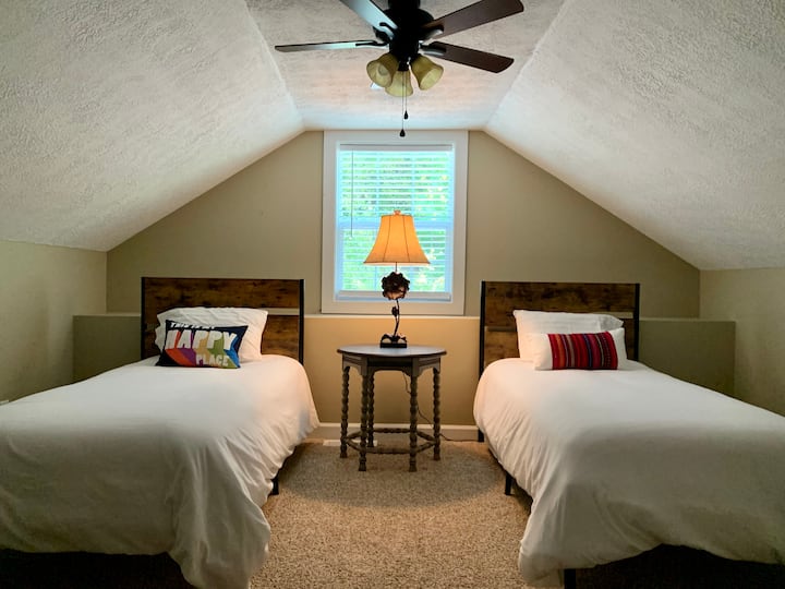 Ლოფტის ოთახი ადაპტირებულია კიბეზე, ორსართულიან ოთახში. Მას აქვს საკუთარი კარი განმარტოებისთვის და საკუთარი 50-დუიმიანი ტელევიზორი.