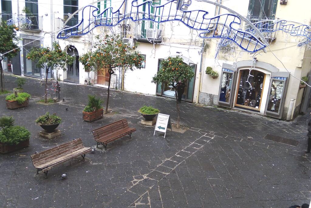 Veduta sulla piazza dal balcone