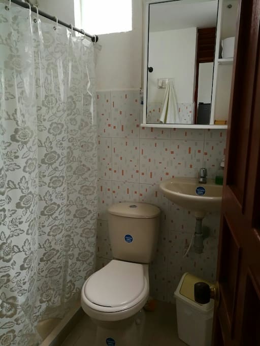 Baño con ducha de agua caliente