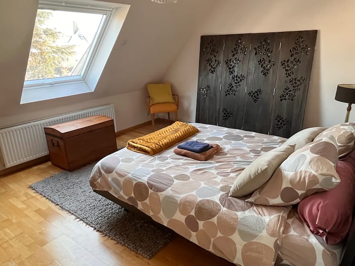 غرفة نوم مزدوجة في الطابق العلوي وإطلالة على الحديقة