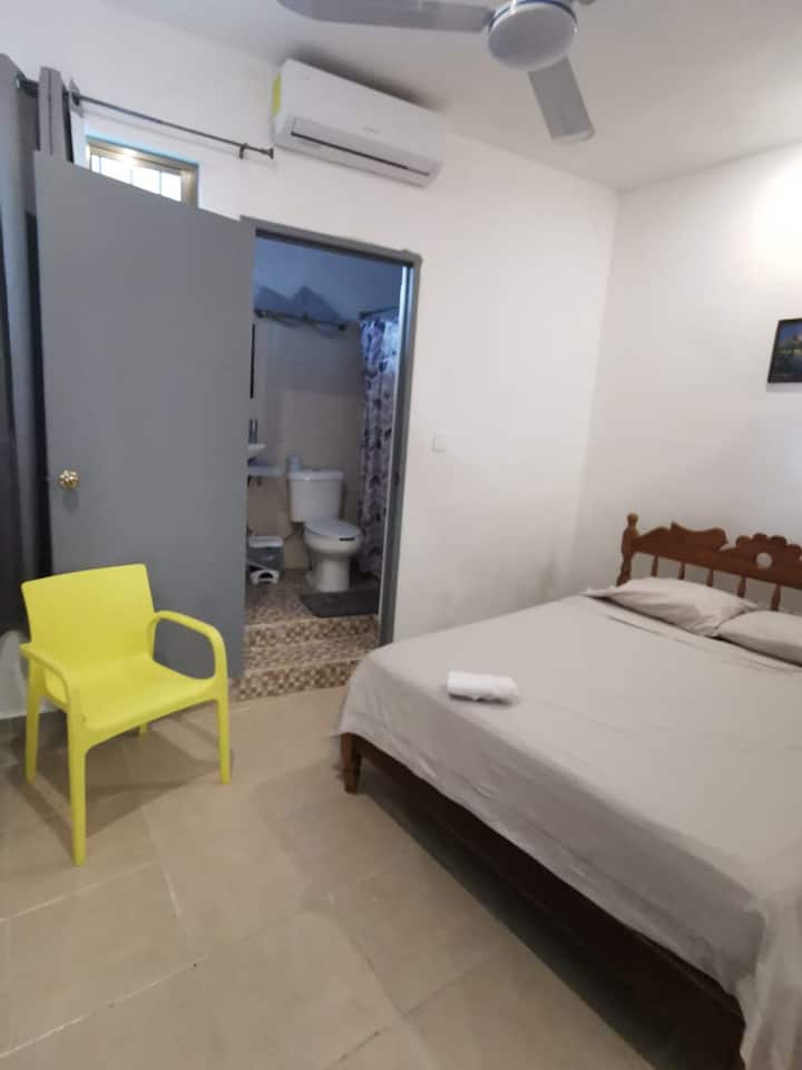 غرفة نوم مع حمام خاص، سرير مريح بحجم كبير، مريحة جدًا للراحة 