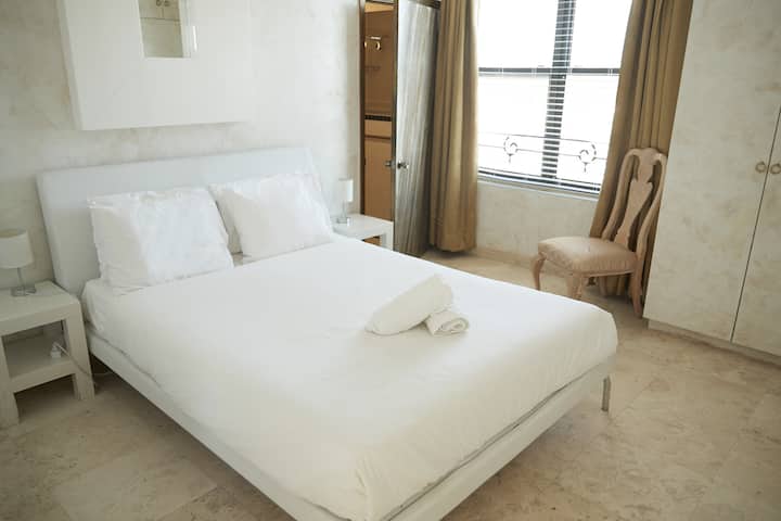 MASTER BEDROOM- ПРИВАТНА БАЊАOM-OCEAN СТРАНИЧЕН ПОГЛЕД