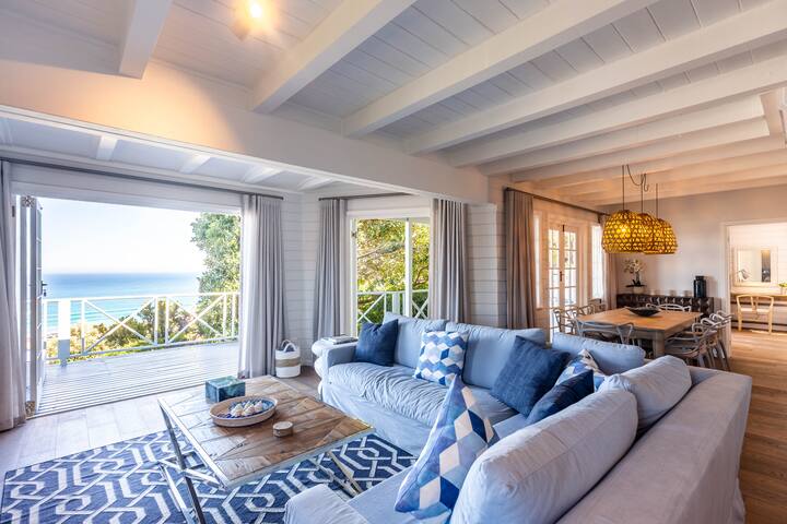 Luxurious Bungalow with Pool and Sea Views gallery image 3