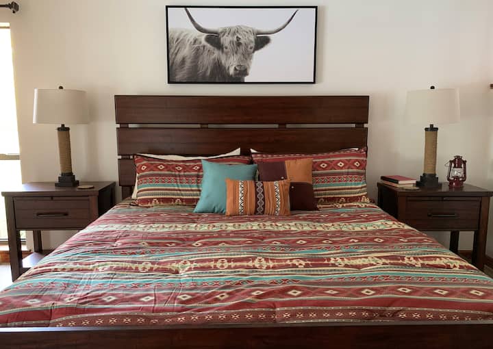 Dormitorio principal: cama tamaño king.