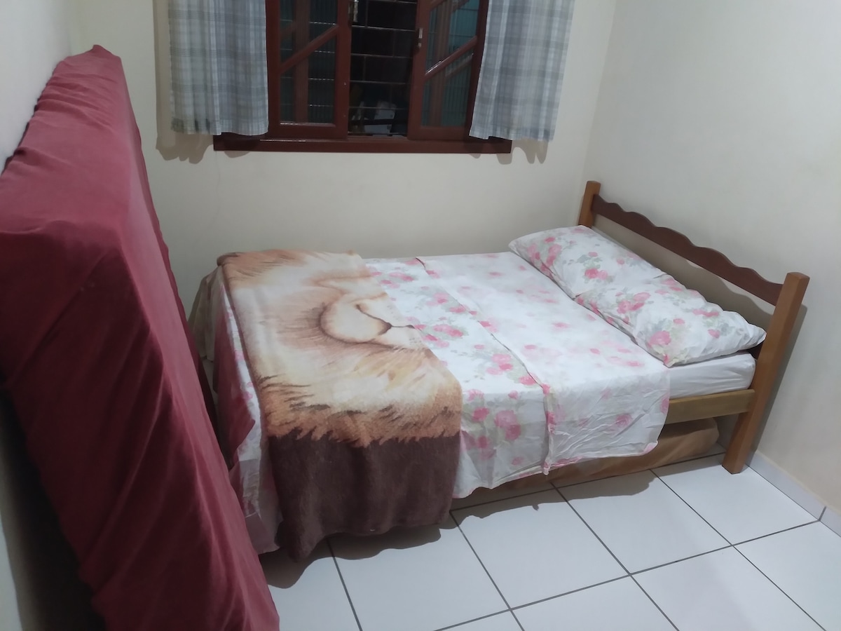 تحتوي هذه الغرفة على مساحة لفراش مزدوج في الطابق الأرضي