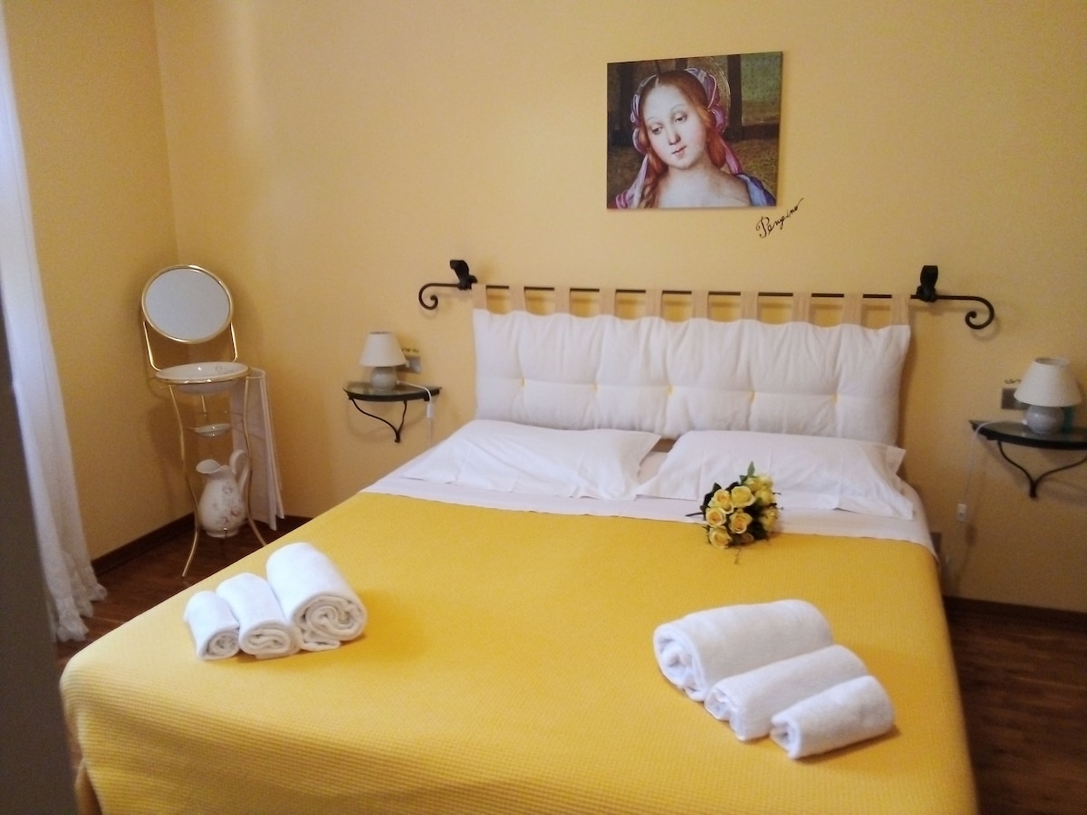 「粉黄色」房间配有双人床和床，可供小孩使用。 