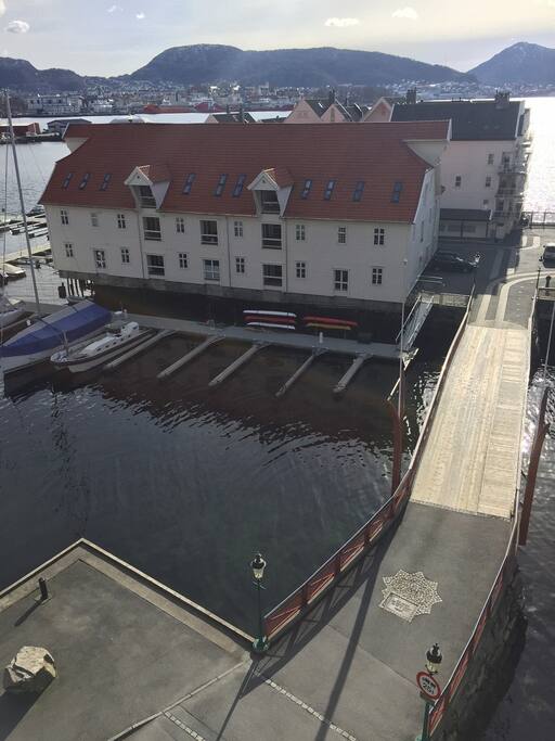Bro ut til øyen.