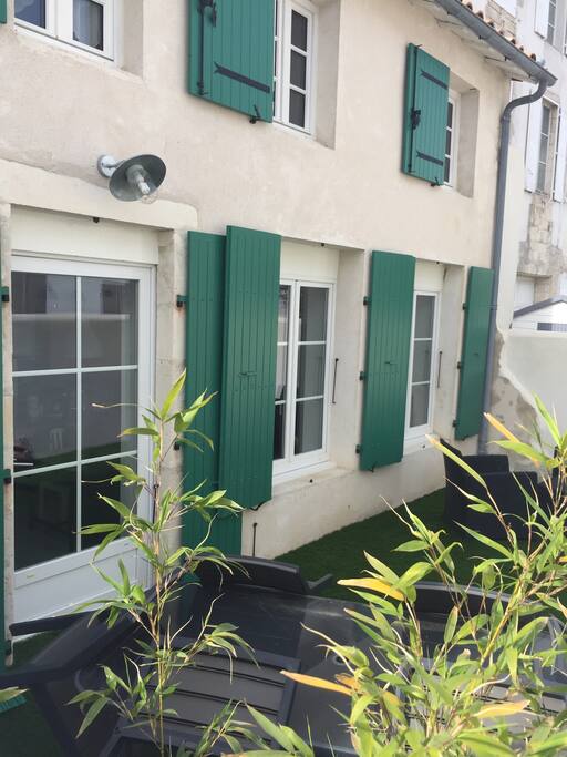 Façade arrière avec terrasse (coin repas et coin salon)