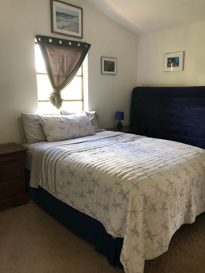 带独立门的卧室 