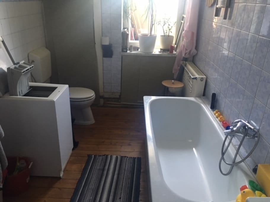 Das Bad mit Badewanne