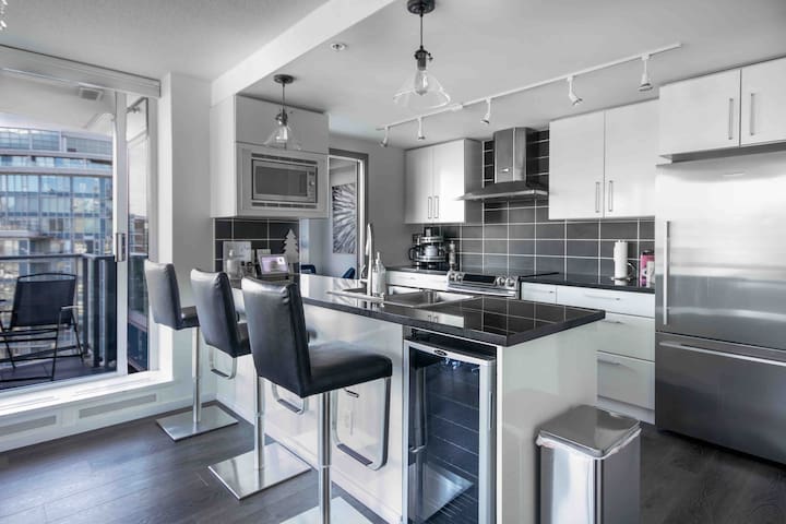 35th floor City/Water views DT Vancouver+Parking!