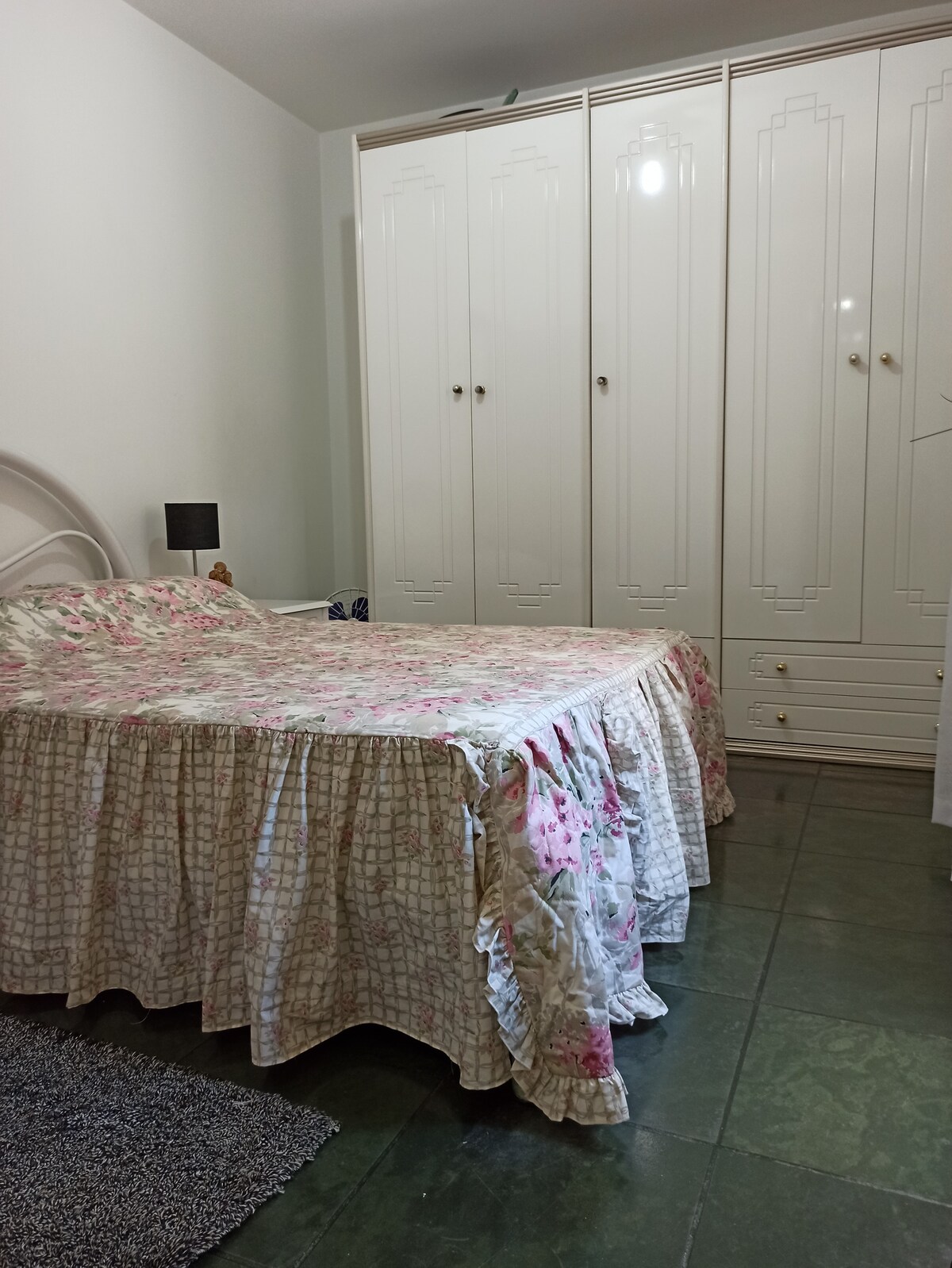 Spálňa s vlastnou kúpeľňou, veľkou šatníkovou skriňou a vešiakmi.