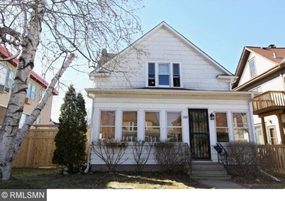 Convenient Lyn-Lake location near Uptown/Downtown!